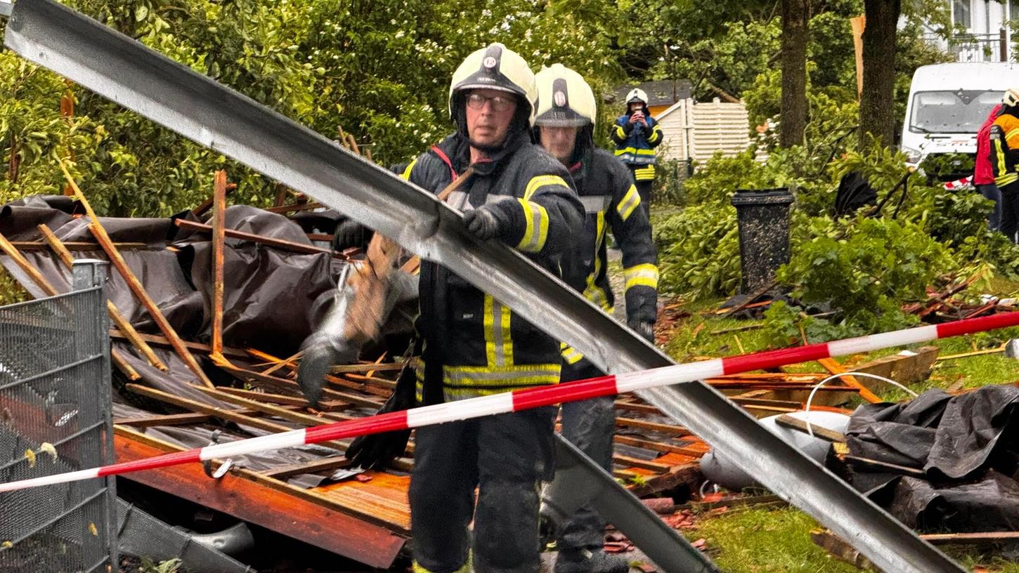 Etliche Dächer wurden durch die schweren Unwetter abgedeckt. Etliche Dächer wurden durch die schweren Unwetter abgedeckt.