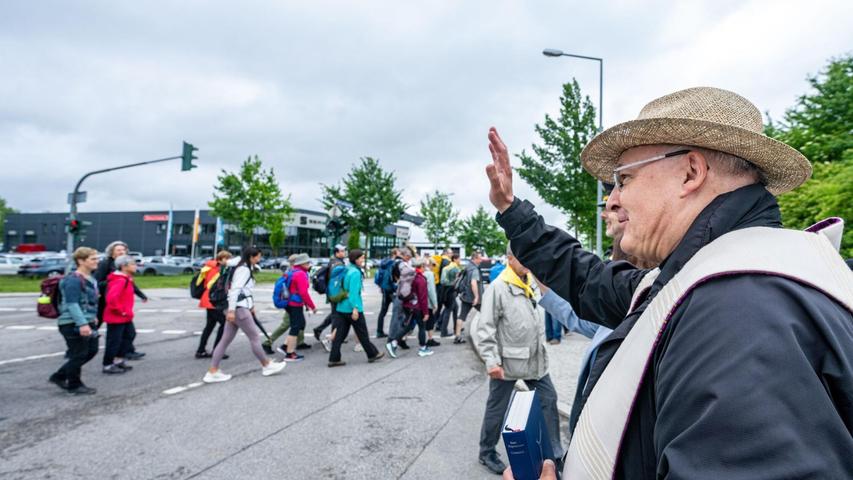 Bischof Rudolf Voderholzer segnete die Pilger. Bischof Rudolf Voderholzer segnete die Pilger.
