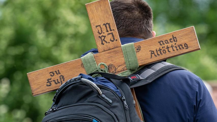Ein Pilger trägt während der größten Fußwallfahrt Deutschlands ein Holzkreuz mit der Aufschrift „zu Fuß nach Altötting“. Ein Pilger trägt während der größten Fußwallfahrt Deutschlands ein Holzkreuz mit der Aufschrift „zu Fuß nach Altötting“.