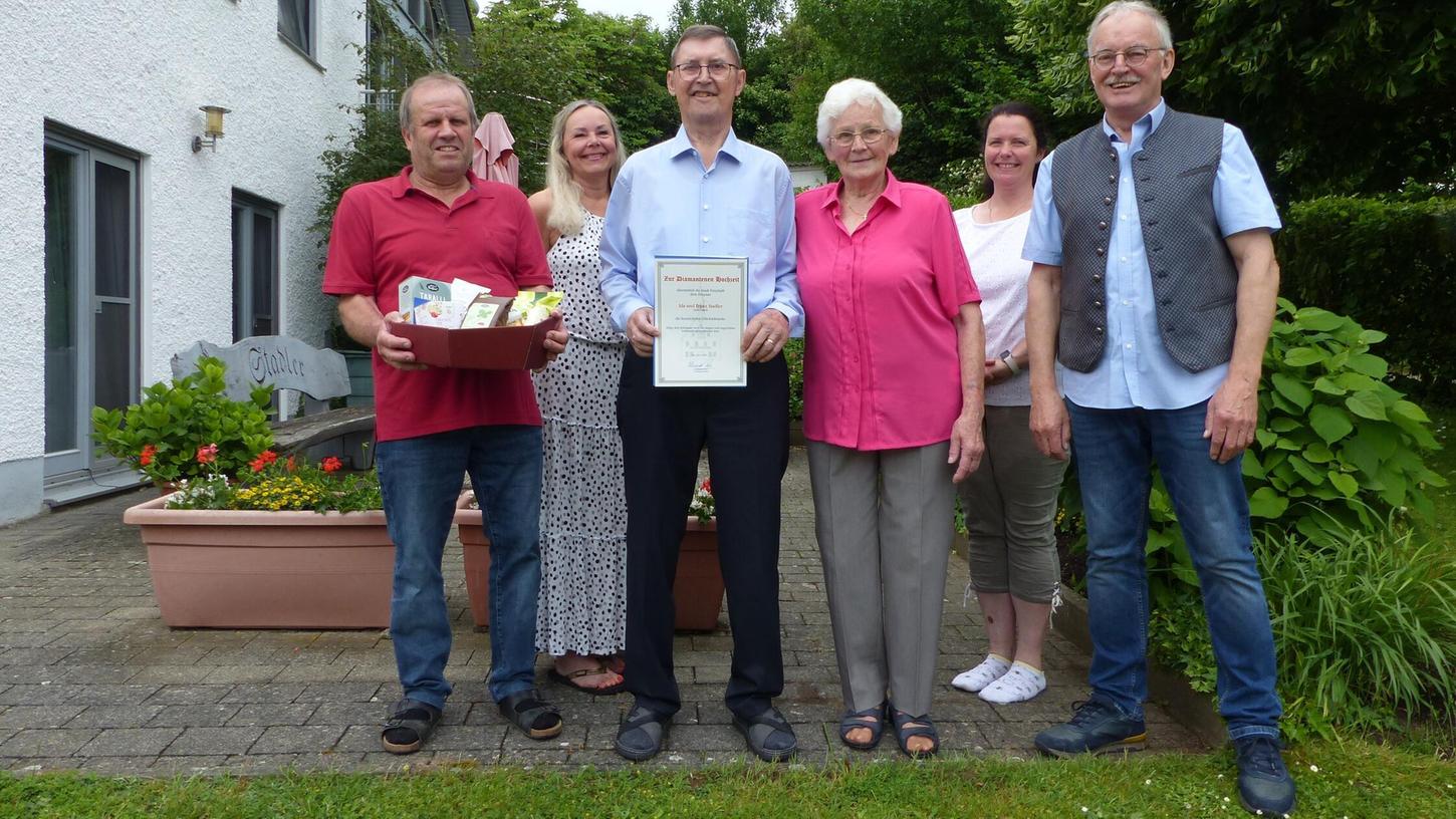 Ida und Franz Stadler haben in Lauterbach ihr 60-jähriges Ehejubiläum gefeiert und dazu Besuch von zweitem Bürgermeister Johann Kerl und Stadtrat Anton Ferschl erhalten. Ida und Franz Stadler haben in Lauterbach ihr 60-jähriges Ehejubiläum gefeiert und dazu Besuch von zweitem Bürgermeister Johann Kerl und Stadtrat Anton Ferschl erhalten.