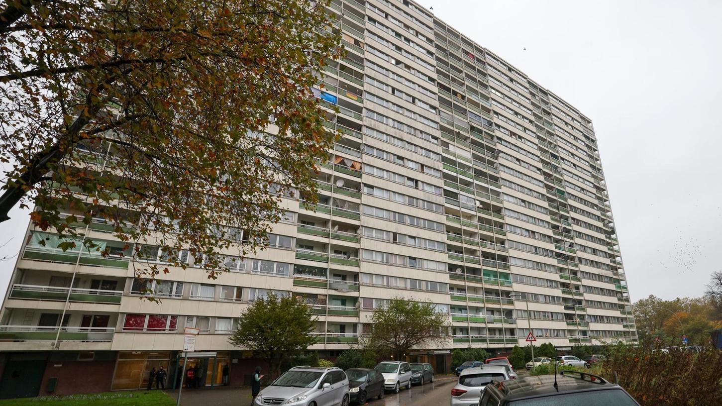 Meldekontrolle durch verschiedene Behörden am Problem-Hochhaus „Weißer Riese“ im Stadtteil Homberg, Meldekontrolle durch verschiedene Behörden am Problem-Hochhaus „Weißer Riese“ im Stadtteil Homberg,