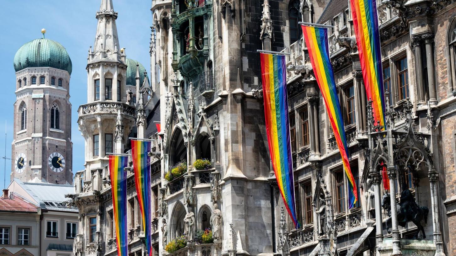 Ginge es nach dem Willen der AfD, wären Regenbogenflaggen - wie hier beim Christopher Street Day - am Münchner Rathaus schon bald verboten. (Archivbild) Ginge es nach dem Willen der AfD, wären Regenbogenflaggen - wie hier beim Christopher Street Day - am Münchner Rathaus schon bald verboten. (Archivbild)