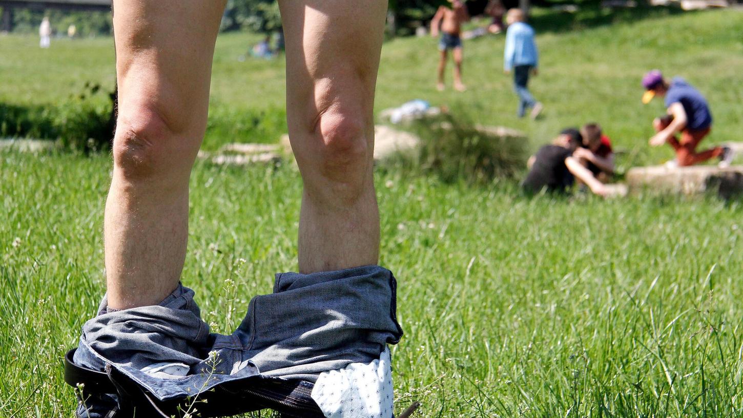 Drei Männer haben in einem Park in Regensburg vor dem Sicherheitsdienst und Passanten ihre Hosen heruntergelassen. (Symbolbild) Drei Männer haben in einem Park in Regensburg vor dem Sicherheitsdienst und Passanten ihre Hosen heruntergelassen. (Symbolbild)