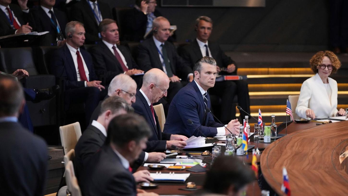 Die Verteidigungsminister der Nato-Staaten haben ein riesiges Aufrüstungsprogramm gebilligt. Die Verteidigungsminister der Nato-Staaten haben ein riesiges Aufrüstungsprogramm gebilligt.