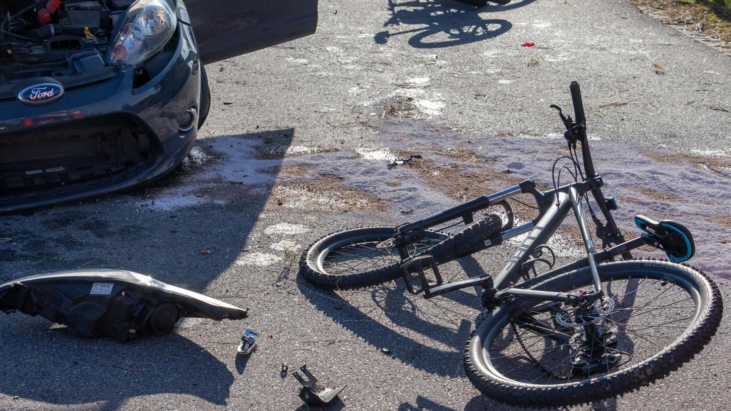 Ohne Knautschzone enden Unfälle für Fahrräder schnell tödlich. Wer die Verkehrsregeln ignoriert, gefährdet nicht nur sich selbst. (Archivbild) Ohne Knautschzone enden Unfälle für Fahrräder schnell tödlich. Wer die Verkehrsregeln ignoriert, gefährdet nicht nur sich selbst. (Archivbild)