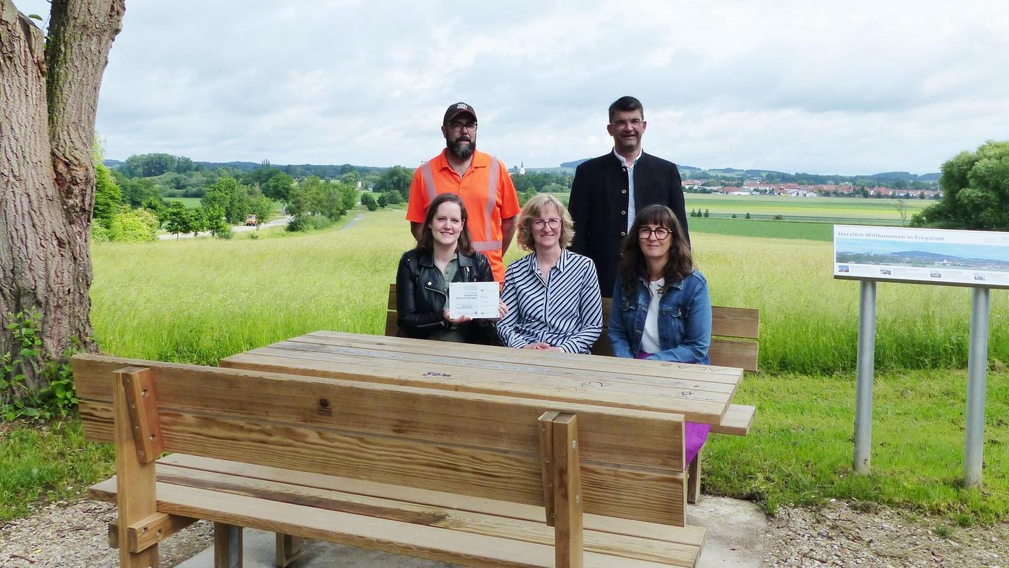 Ein schönes Fleckchen Erde auf der Anhöhe zwischen Freystadt und Sulzkirchen am Radweg wurde aufgewertet, v.li. Beste Huber-Beck, Johanna Bär, Tanja Dechand, Markus Müller und Bürgermeister Alexander Dorr. Ein schönes Fleckchen Erde auf der Anhöhe zwischen Freystadt und Sulzkirchen am Radweg wurde aufgewertet, v.li. Beste Huber-Beck, Johanna Bär, Tanja Dechand, Markus Müller und Bürgermeister Alexander Dorr.