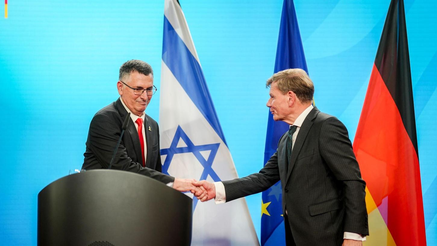 Wadephul (CDU) wird beim Treffen mit seinem israelischen Amtskollegen Gideon Saar deutlich. Wadephul (CDU) wird beim Treffen mit seinem israelischen Amtskollegen Gideon Saar deutlich.