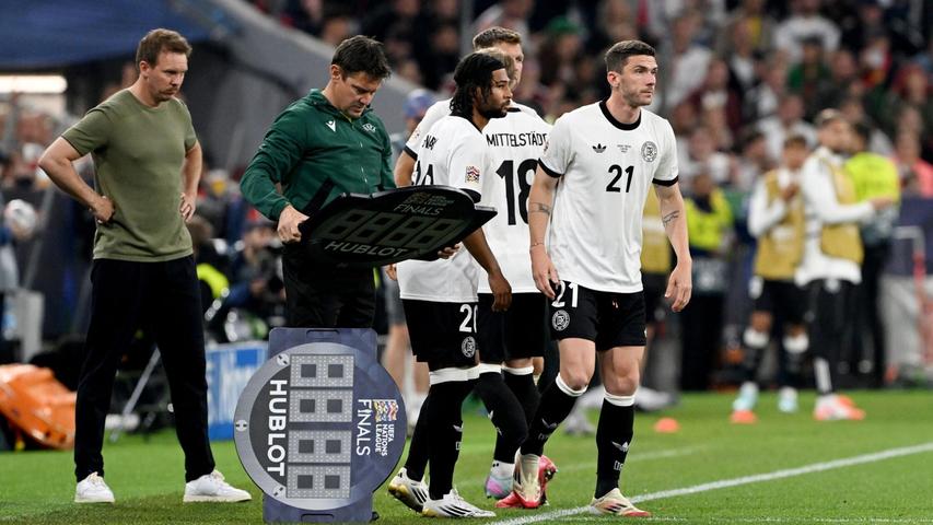 Nächster missglückter Dreifach-Wechsel: Bundestrainer Julian Nagelsmann (l) bringt beim Stand von 1:0 Serge Gnabry, Niclas Füllkrug und Robin Gosens. Nächster missglückter Dreifach-Wechsel: Bundestrainer Julian Nagelsmann (l) bringt beim Stand von 1:0 Serge Gnabry, Niclas Füllkrug und Robin Gosens.