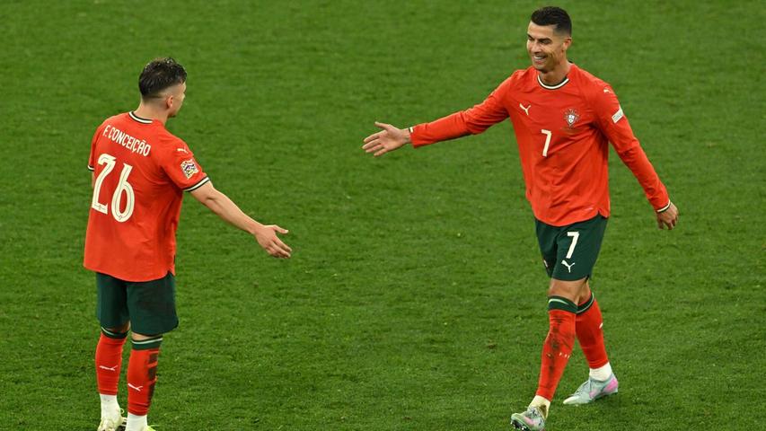 Portugals Torschützen und Matchwinner: Joker Francisco Conceição (l) und Kapitän Cristiano Ronaldo. Portugals Torschützen und Matchwinner: Joker Francisco Conceição (l) und Kapitän Cristiano Ronaldo.