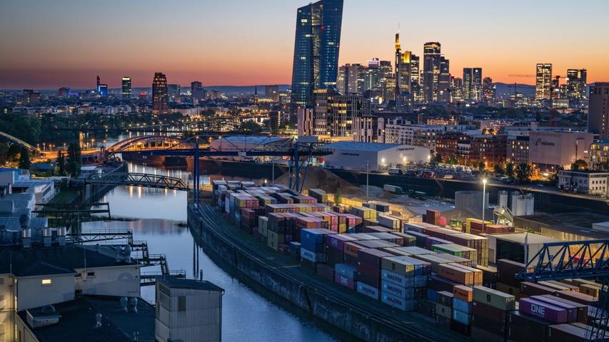 Finanzmetropole Frankfurt: Mit niedrigeren Zinsen hilft die EZB der Wirtschaft (Archivbild) Finanzmetropole Frankfurt: Mit niedrigeren Zinsen hilft die EZB der Wirtschaft (Archivbild)