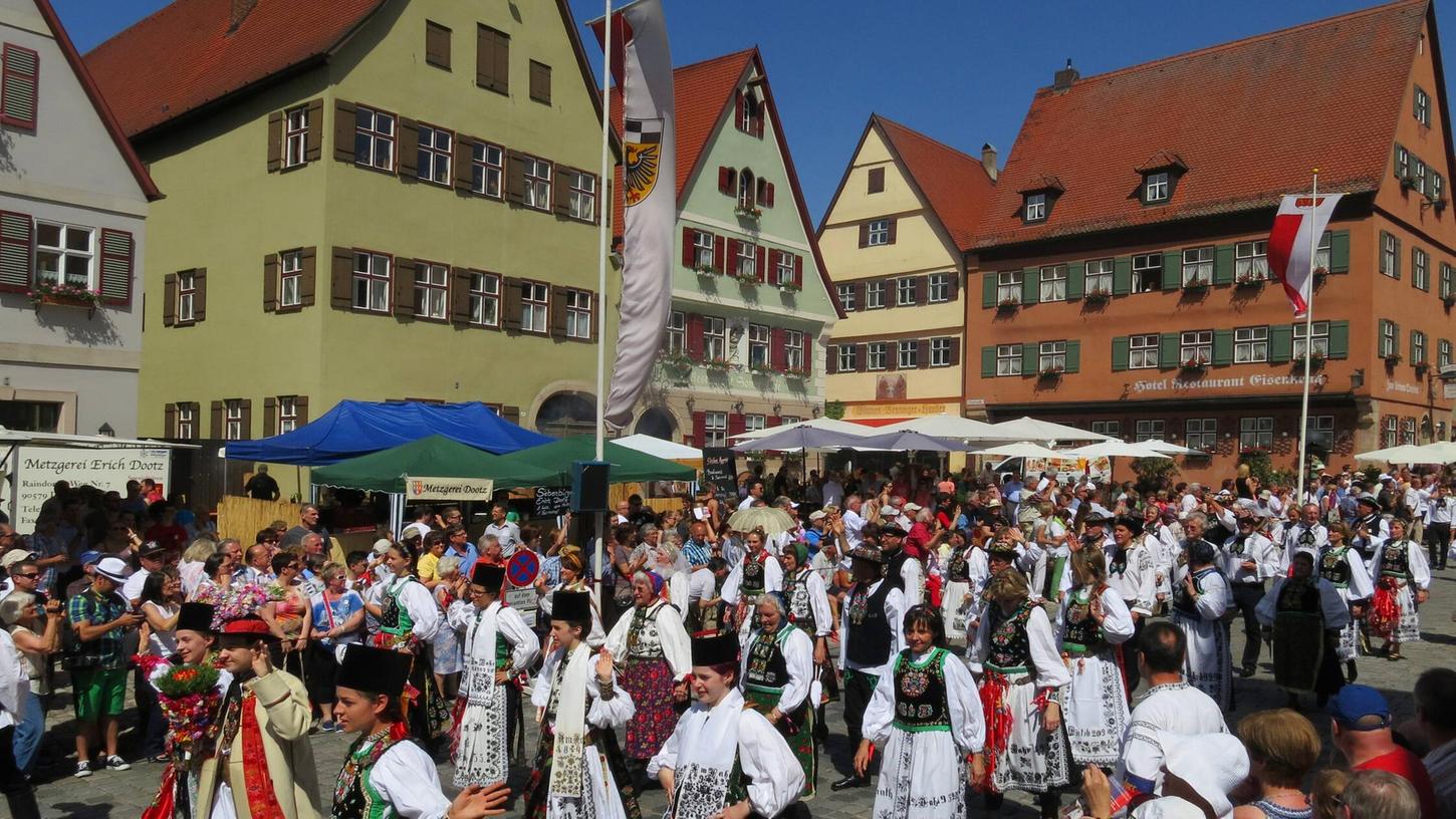 Über Pfingsten feiern wohl wieder rund 20.000 Siebenbürger Sachsen in Dinkelsbühl. Über Pfingsten feiern wohl wieder rund 20.000 Siebenbürger Sachsen in Dinkelsbühl.