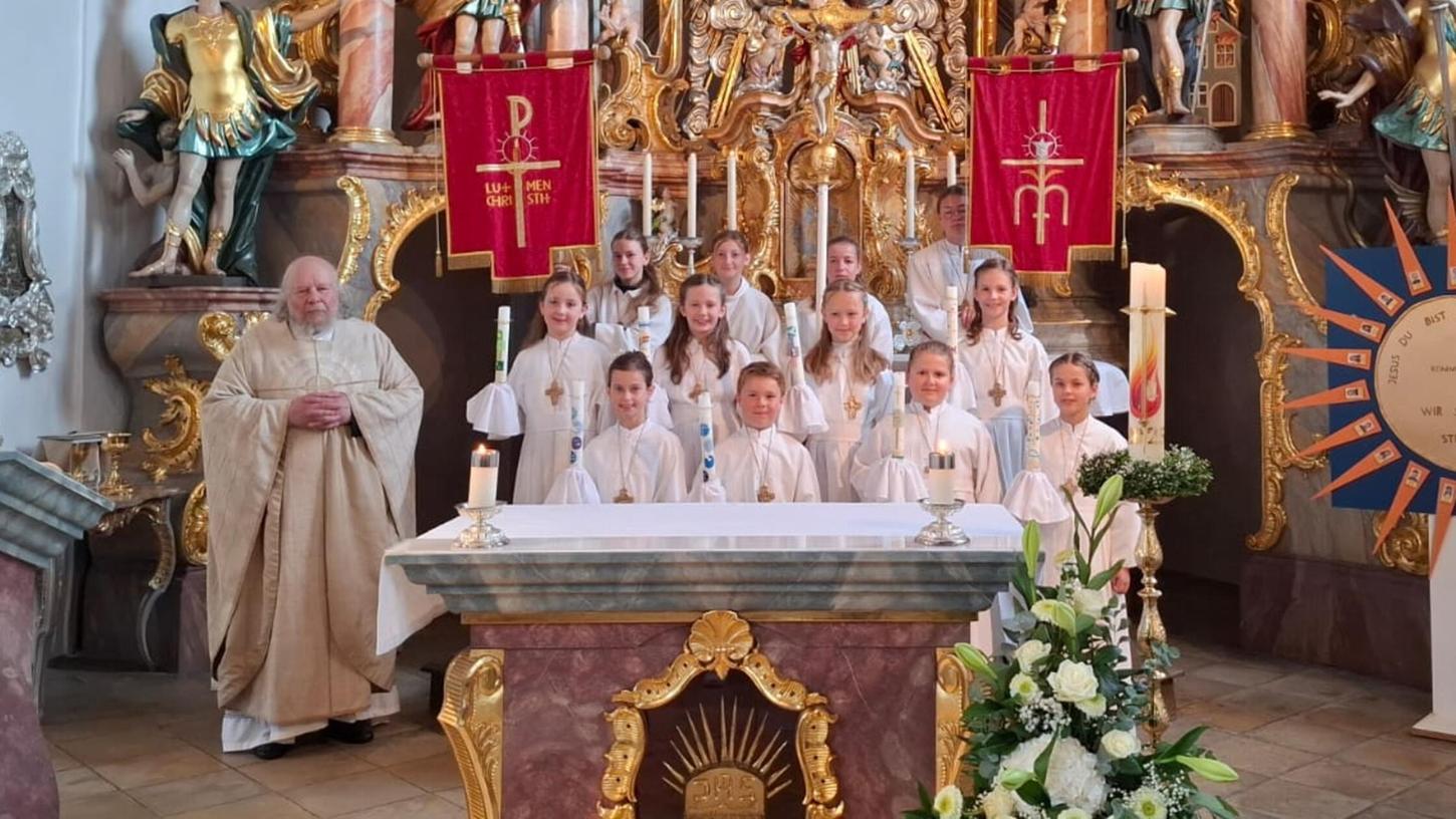 Pfarrer Manfred Obermayer (links) führte am Sonntag acht Kinder in der Pfarrkirche St. Nikolaus zur 1. Heiligen Kommunion. Pfarrer Manfred Obermayer (links) führte am Sonntag acht Kinder in der Pfarrkirche St. Nikolaus zur 1. Heiligen Kommunion.