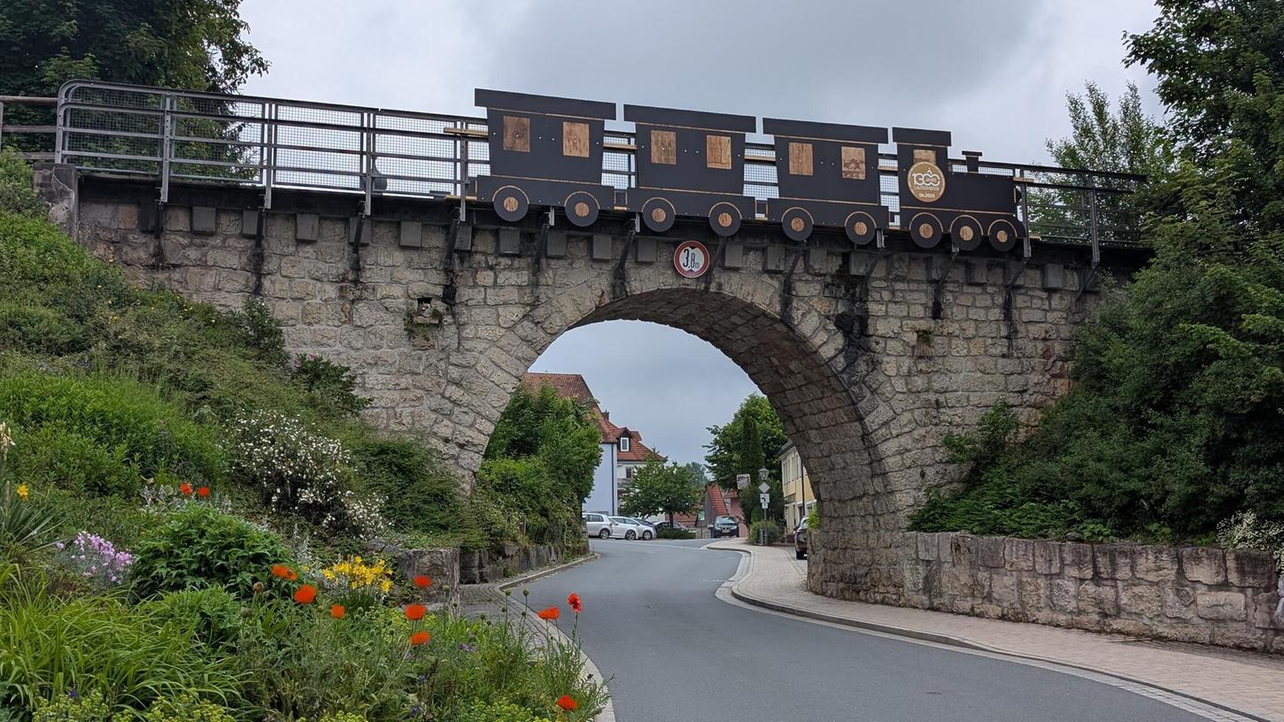 Anlässlich der 1300 Jahrfeier wurden beidseitig an der Eisenbahnbrücke über die Neumarkter Straße „Jubiläumszüge“, angefertigt von der Schreinerei Herteis, installiert zur Erinnerung an die ehemalige Bahnstrecke nach Amberg. Anlässlich der 1300 Jahrfeier wurden beidseitig an der Eisenbahnbrücke über die Neumarkter Straße „Jubiläumszüge“, angefertigt von der Schreinerei Herteis, installiert zur Erinnerung an die ehemalige Bahnstrecke nach Amberg.
