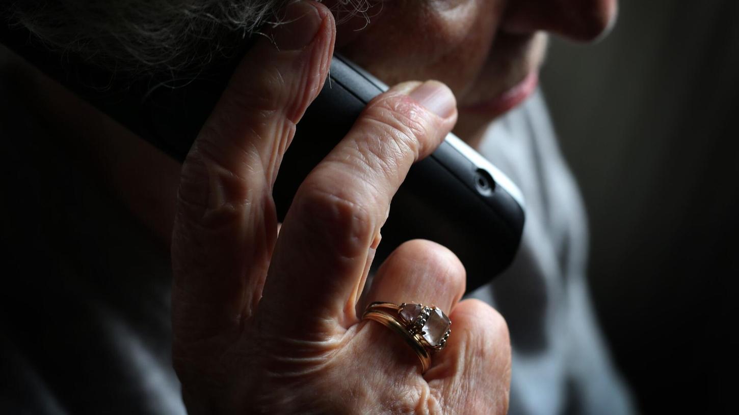 Mehr als zwei Stunden sprach die Frau mit den Betrügern am Telefon. (Symbolbild) Mehr als zwei Stunden sprach die Frau mit den Betrügern am Telefon. (Symbolbild)