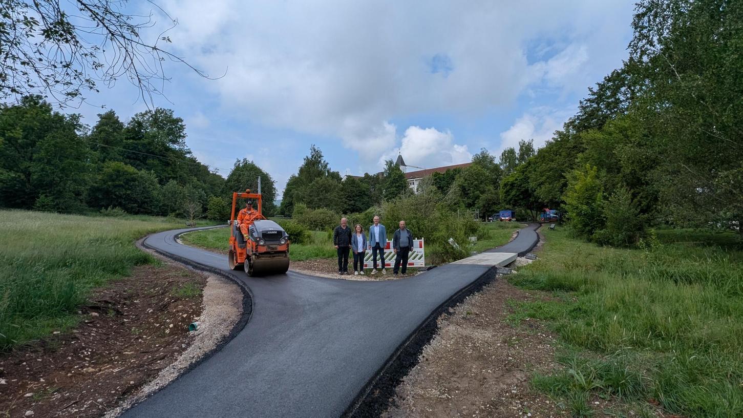 Im Regens-Wagner-Park wurden die Wege asphaltiert, ein absoluter Mehrwert!“ laut Andreas Fersch, Gesamtleiter der Einrichtung (li.) und seiner Stellvertreterin Ruth Krieger. Bürgermeister Ludwig Lang und sein Stellvertreter Erwin Spitz sind froh, dass die Maßnahmen noch vor dem Hauptfest zum 1300. Jubiläum abgeschlossen werden konnten. Im Regens-Wagner-Park wurden die Wege asphaltiert, ein absoluter Mehrwert!“ laut Andreas Fersch, Gesamtleiter der Einrichtung (li.) und seiner Stellvertreterin Ruth Krieger. Bürgermeister Ludwig Lang und sein Stellvertreter Erwin Spitz sind froh, dass die Maßnahmen noch vor dem Hauptfest zum 1300. Jubiläum abgeschlossen werden konnten.