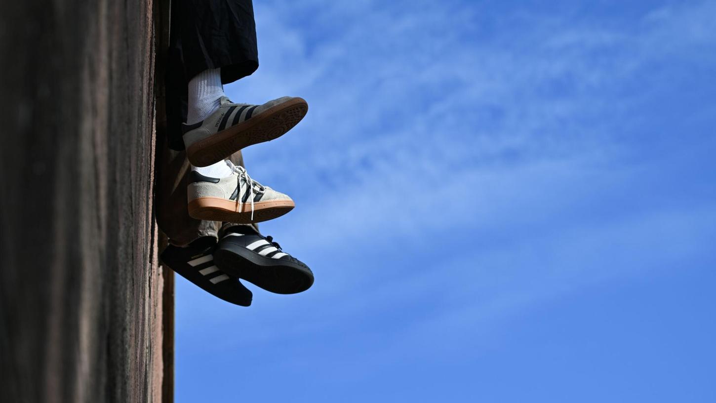 Ein Ende beim Sneaker-Trend ist aus Expertensicht nicht zu erwarten. (Symbolbild) Ein Ende beim Sneaker-Trend ist aus Expertensicht nicht zu erwarten. (Symbolbild)
