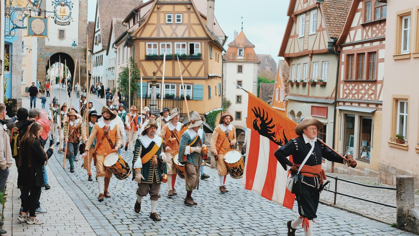 Im Vorjahr zogen die Pikeniere beim Meistertrunk-Umzug am berühmten Plönlein in der Rothenburger Altstadt vorbei. Im Vorjahr zogen die Pikeniere beim Meistertrunk-Umzug am berühmten Plönlein in der Rothenburger Altstadt vorbei.