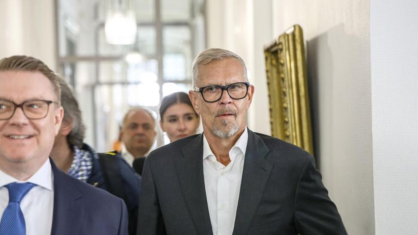 Der Kläger wirkte vor Verhandlungsbeginn gelöst, doch es geht um viel: Den Streitwert beziffert das Gericht auf 30 Millionen Euro. Der Kläger wirkte vor Verhandlungsbeginn gelöst, doch es geht um viel: Den Streitwert beziffert das Gericht auf 30 Millionen Euro.
