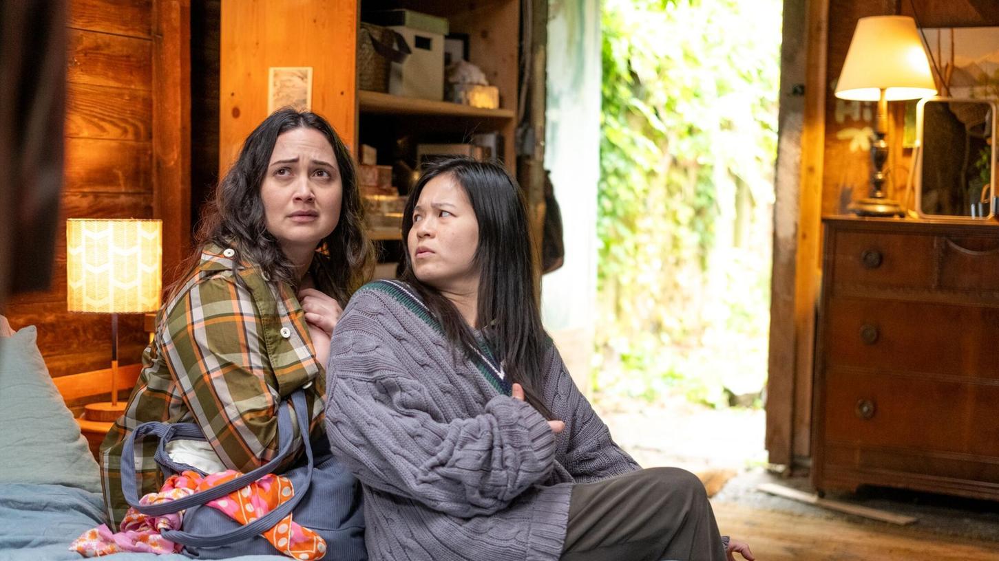 Lily Gladstone und Kelly Marie Tran in einer Szene des Films „The Wedding Banquet“. Lily Gladstone und Kelly Marie Tran in einer Szene des Films „The Wedding Banquet“.