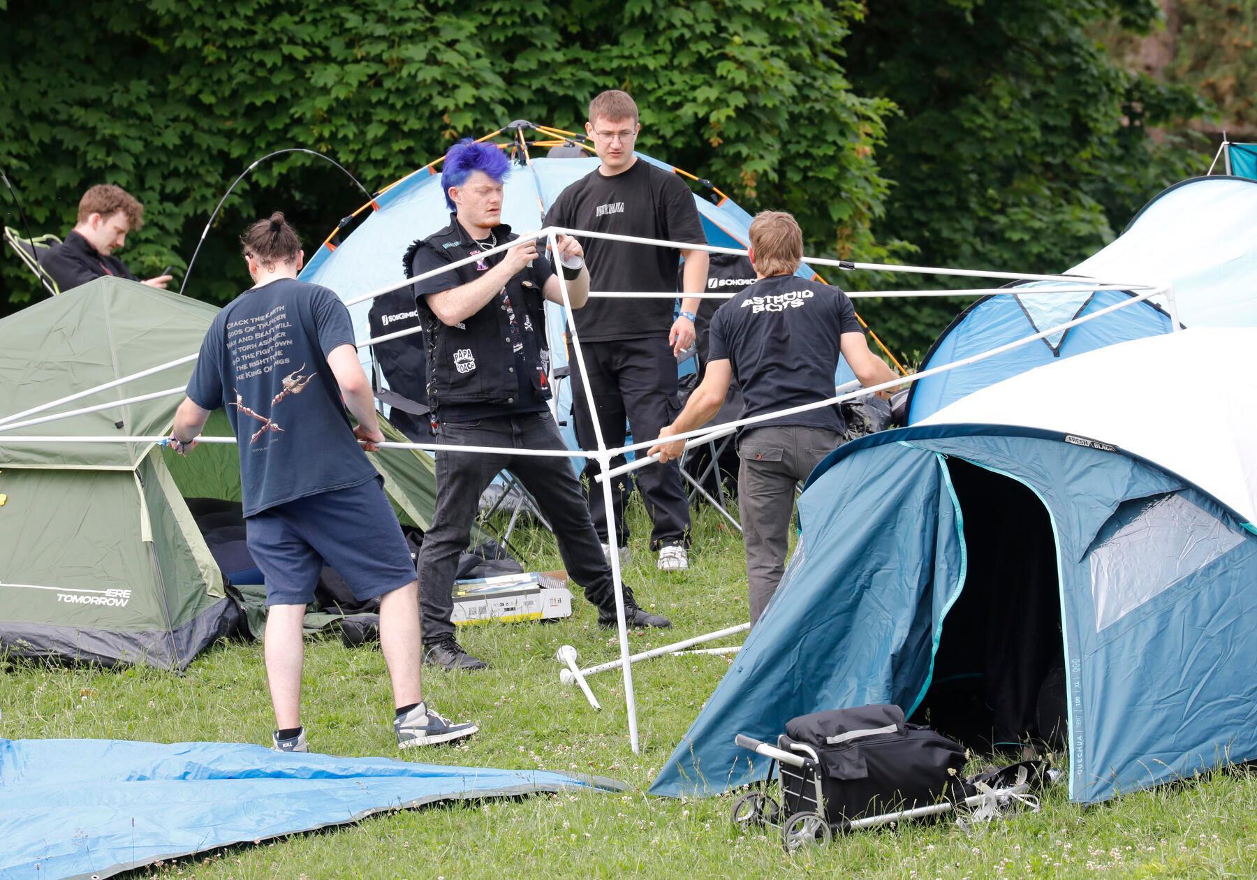 Angekommen auf dem Festivalgelände wurden dann bereits die ersten Zelte aufgebaut...