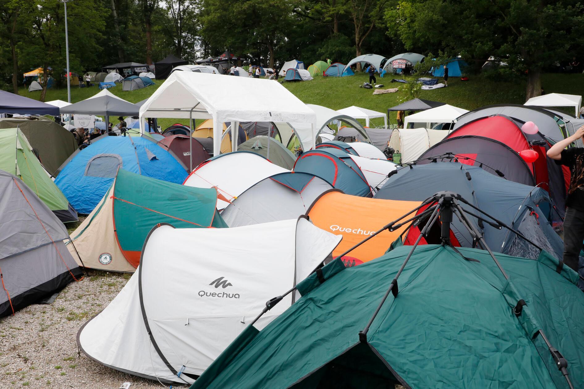 ... die rasch das Campinggelände vollstellten.