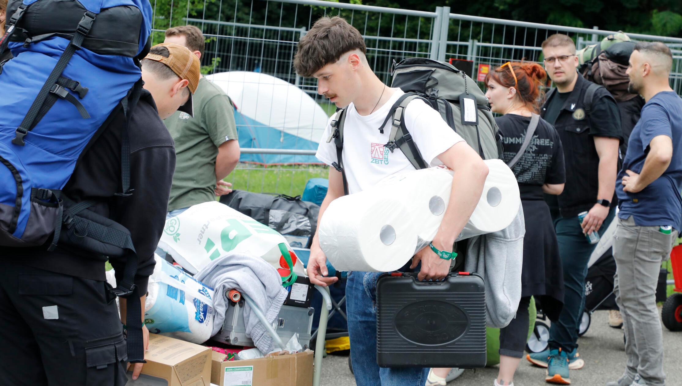 Klar unter Festivalgängern: Klopapier darf als Ausrüstung nicht fehlen.