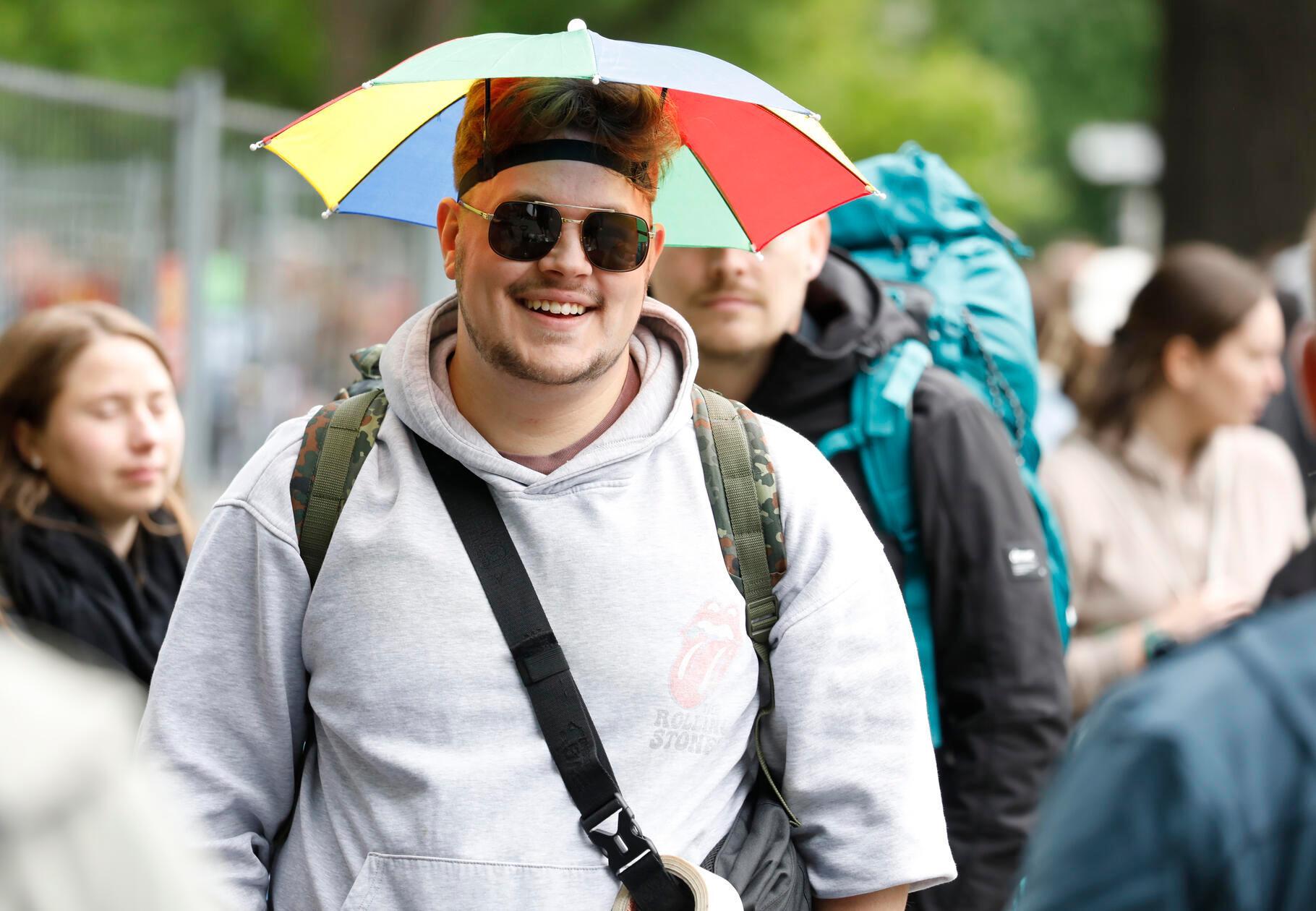 Ob vernünftiger Schutz gegen Sonne oder doch eher Verkleidung? Jedenfalls auffällig - so finden sich verlorene Gruppenmitglieder vielleicht auch wieder.