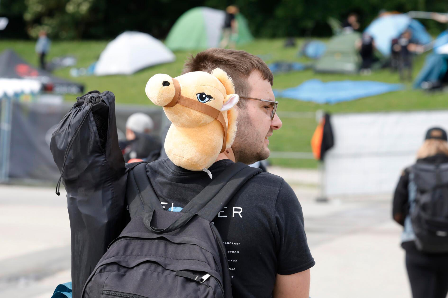 Und unter den menschlichen Besucherinnen und Besuchern sind auch tierische Begleiter in stoffform am Start.