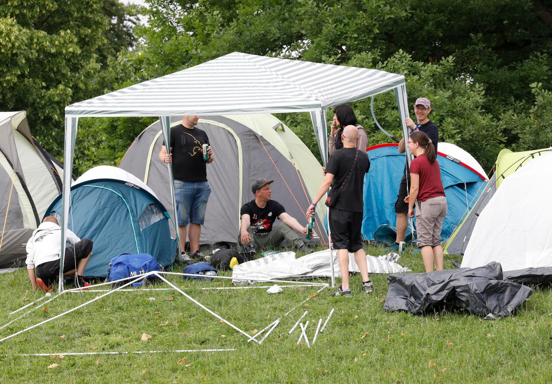 Für die kleinen Pausen zwischen Konzerten oder eine Essenspause haben einige auch schon die Pavillons ausgepackt.