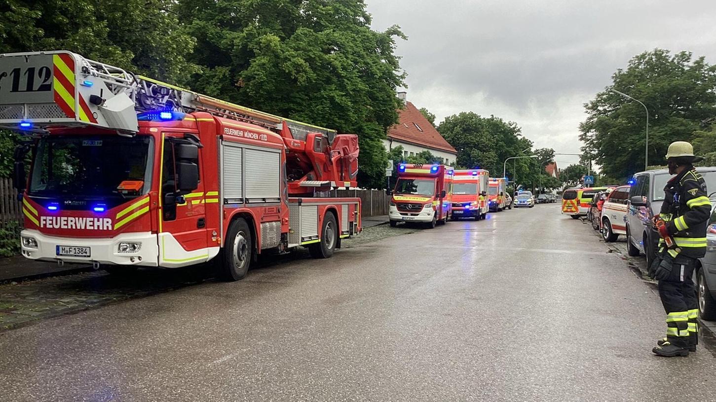 Zahlreiche Feuerwehrleute waren an der Schule im Münchner Norden im Einsatz. Zahlreiche Feuerwehrleute waren an der Schule im Münchner Norden im Einsatz.
