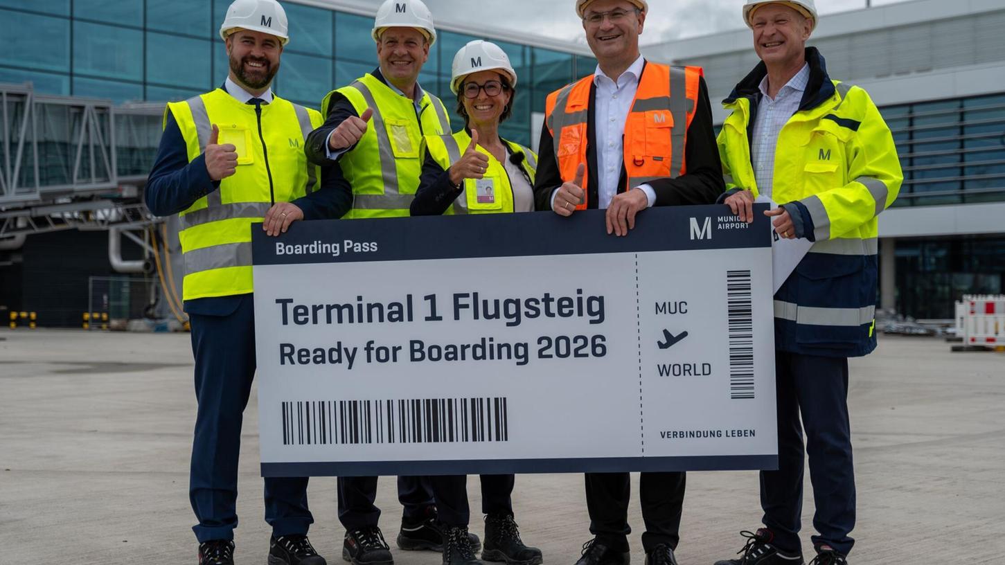 Sechs Millionen Passagiere im Jahr entsprechen etwa den Fluggastzahlen des Flughafens Hannover, wie Finanzminister Albert Füracker (in orange) sagt Sechs Millionen Passagiere im Jahr entsprechen etwa den Fluggastzahlen des Flughafens Hannover, wie Finanzminister Albert Füracker (in orange) sagt