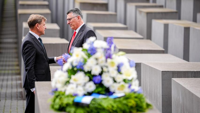 Am Holocaust-Mahnmal in Berlin legen Wadephul und Saar Kränze nieder. Am Holocaust-Mahnmal in Berlin legen Wadephul und Saar Kränze nieder.