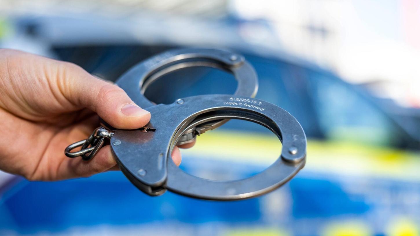 Die Polizei nahm den Jugendlich fest. (Symbolbild) Die Polizei nahm den Jugendlich fest. (Symbolbild)