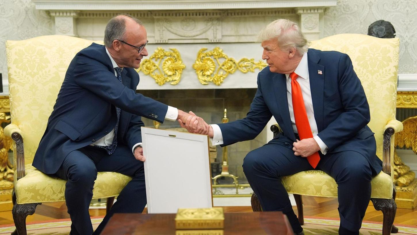 Merz übergab das Gastgeschenk im Oval Office. Merz übergab das Gastgeschenk im Oval Office.