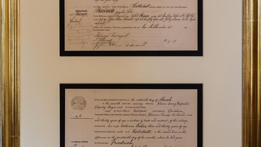In dem goldenen Rahmen findet sich ein Faksimile der Geburtsurkunde von Trumps Großvater Friedrich, der später in die USA auswanderte und seinen Namen in Frederick änderte - und eine englische Übersetzung. In dem goldenen Rahmen findet sich ein Faksimile der Geburtsurkunde von Trumps Großvater Friedrich, der später in die USA auswanderte und seinen Namen in Frederick änderte - und eine englische Übersetzung.