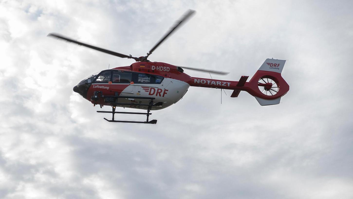 Mit dem Rettungshubschrauber (hier ein Symbolbild) wurde der schwerverletzte Radfahrer in die Klinik geflogen. Mit dem Rettungshubschrauber (hier ein Symbolbild) wurde der schwerverletzte Radfahrer in die Klinik geflogen.