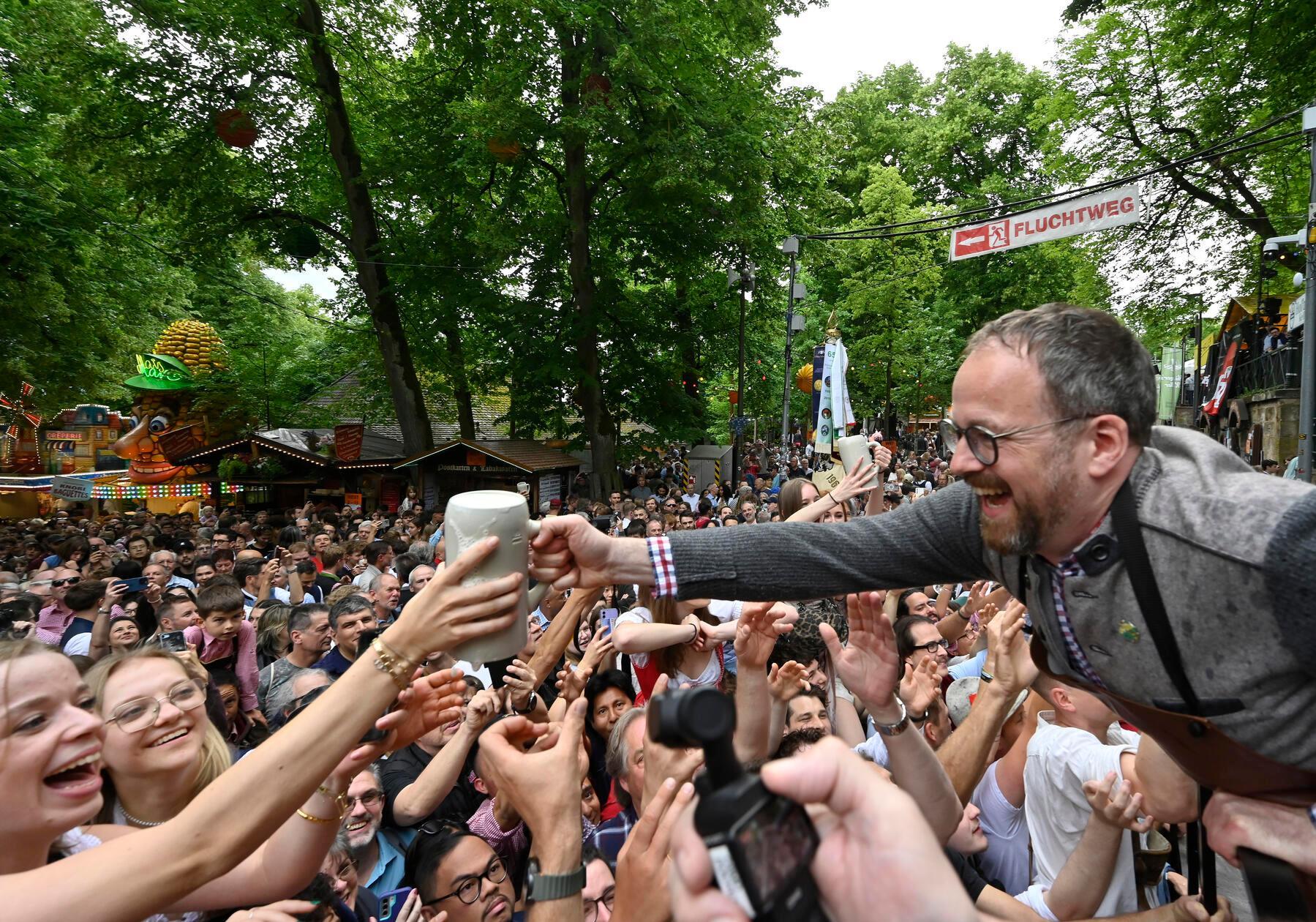 Dann das große Highlight: Oberbürgermeister Florian Janik sorgte mit drei Schlägen für das erste Anzapfen.