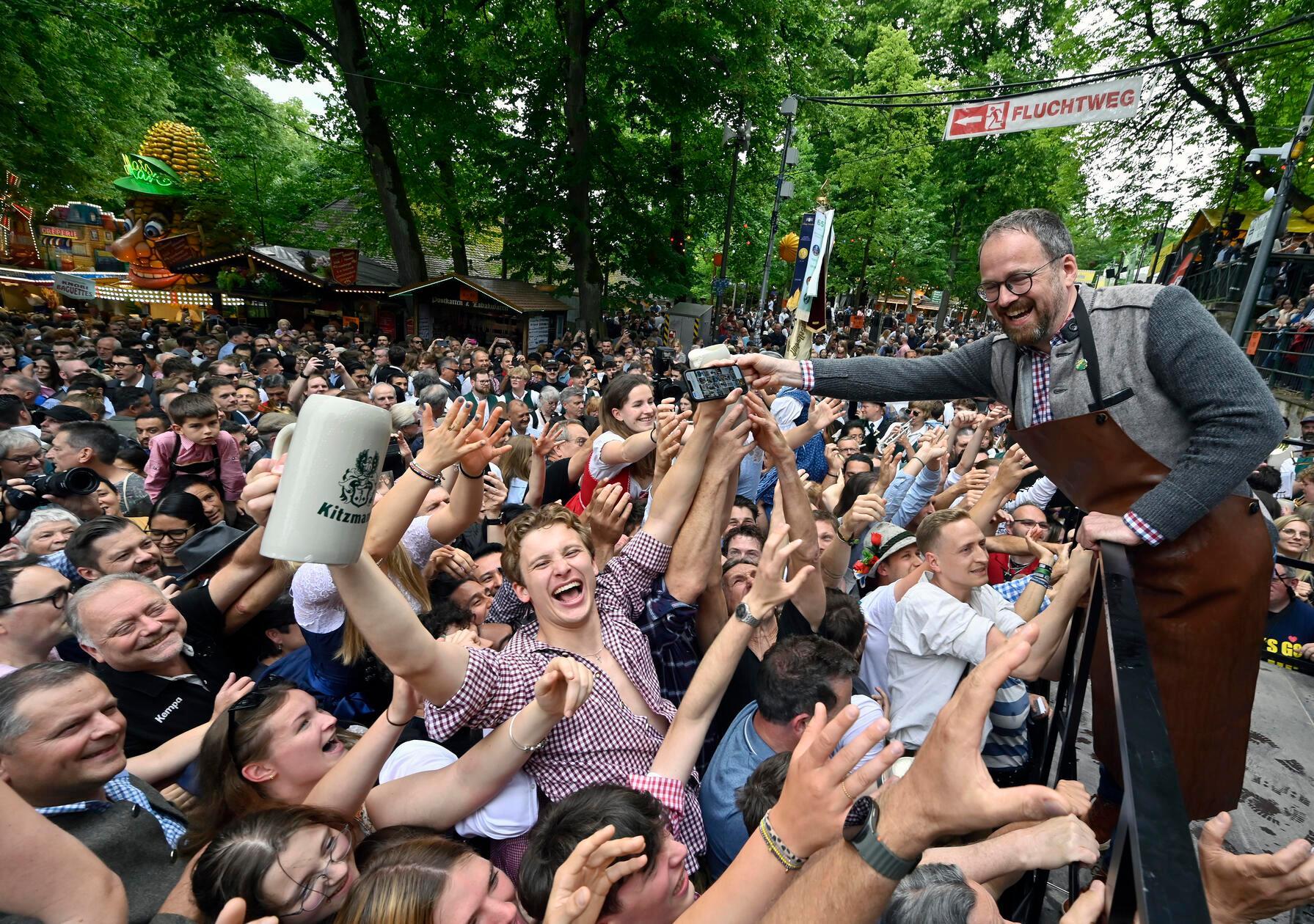 Ihm streckten sich daraufhin zahlreiche Hände entgegen, denn...
