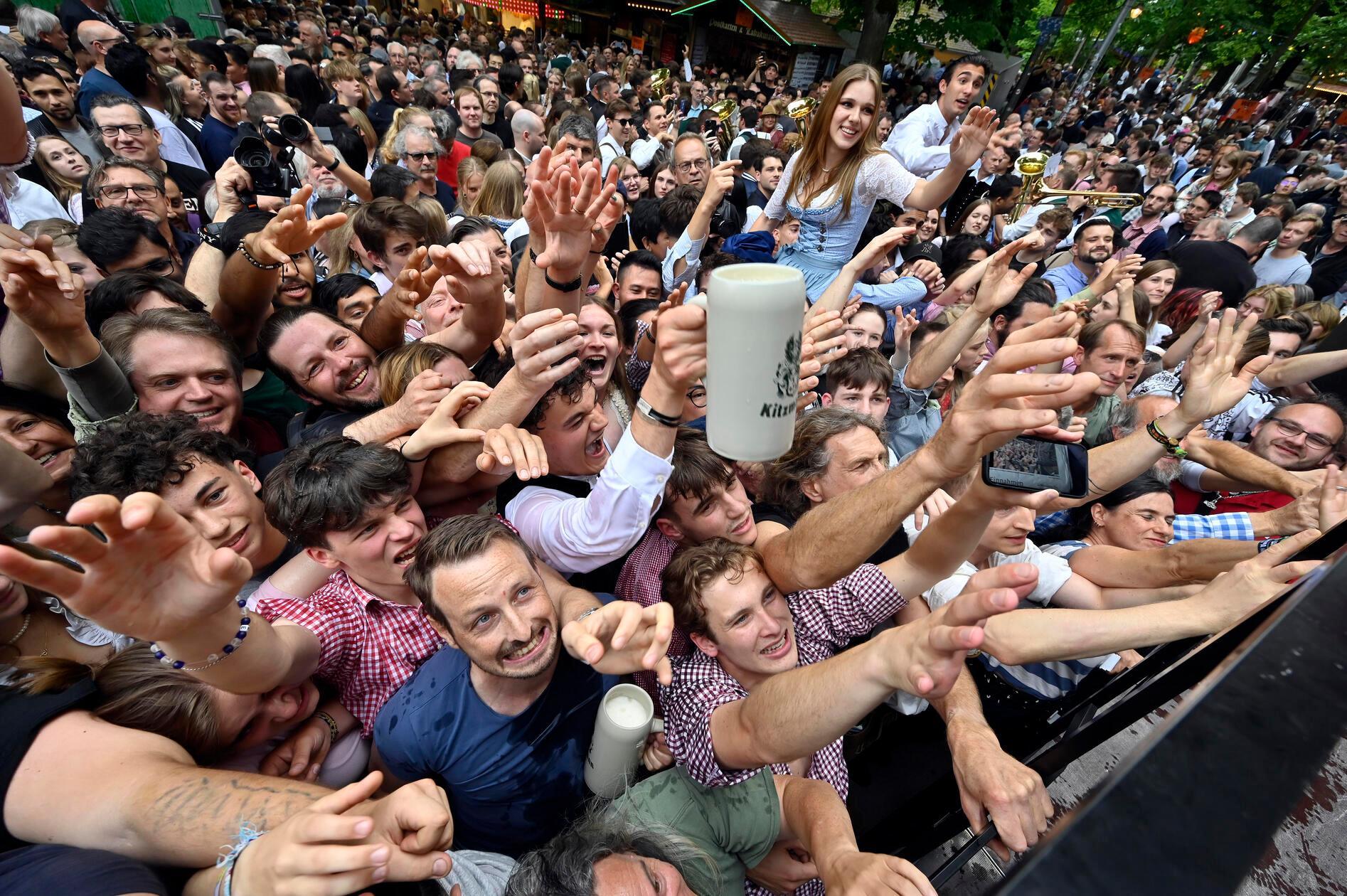 ... ein Highlight bei der Eröffnung ist für viele auch das Freibier, das nach dem Anstich verteilt wird.