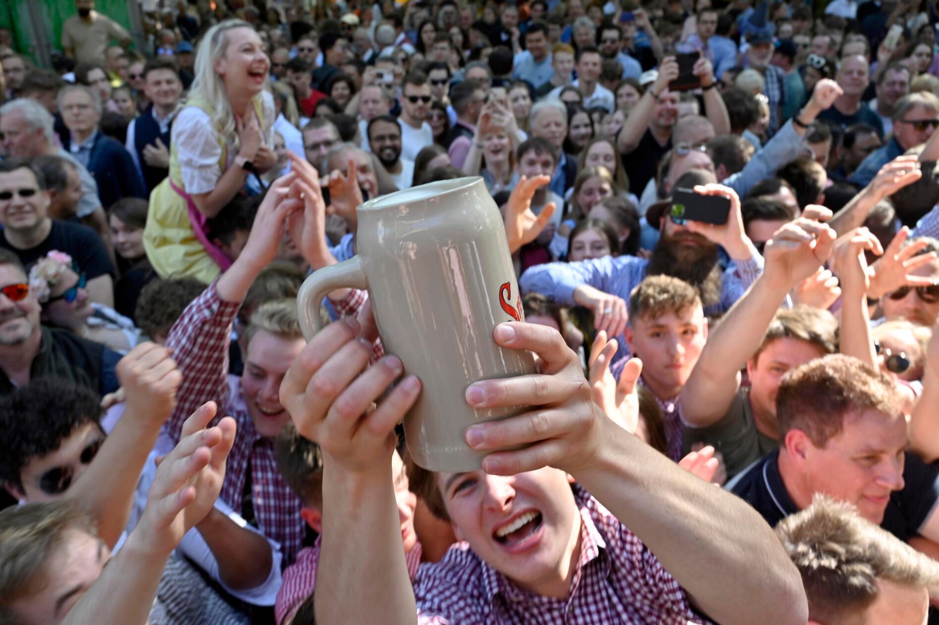 Alle, die einen Krug voller Freibier ergattern konnten, waren besonders glücklich.