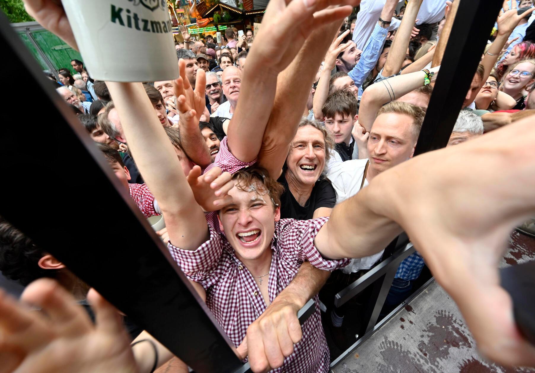 Anders als beim Freibier müssen Besucherinnen und Besucher für eine ordentliche Maß Bier 14 Euro zahlen.