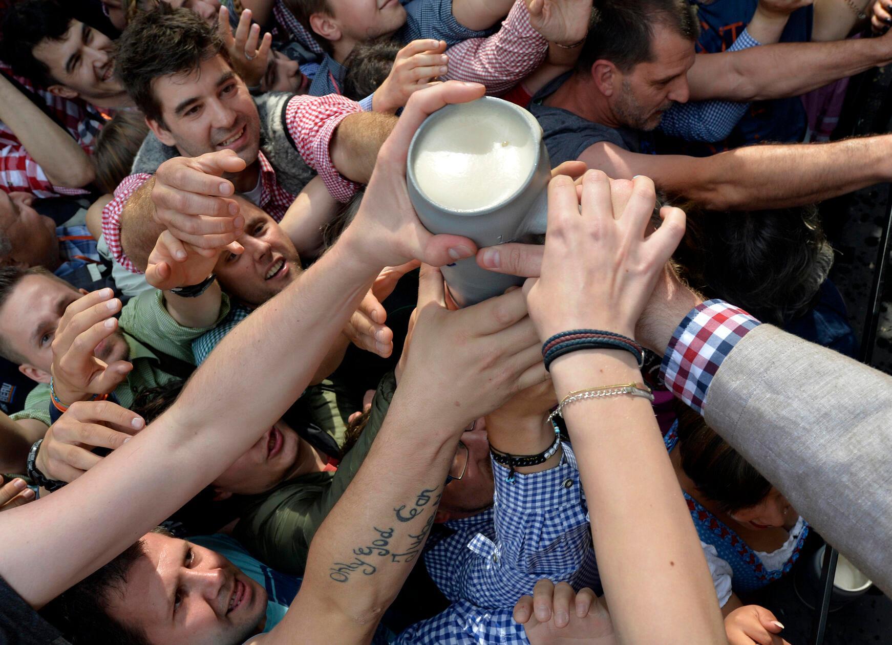 Kein Wunder, dass die Arme beim Auftakt daher nach dem Krügen griffen.