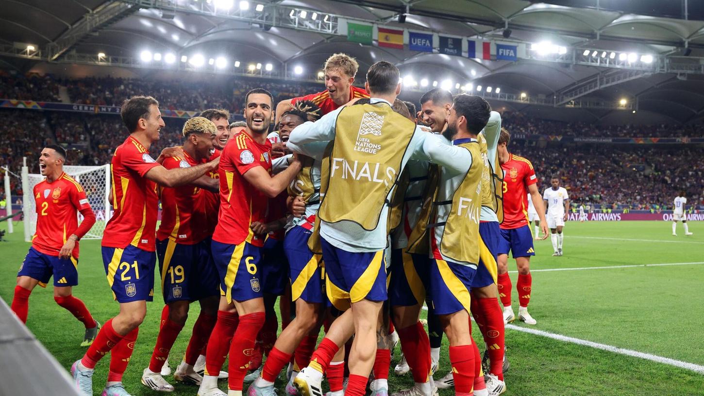 Die Spanier jubeln über ihren Einzug ins Endspiel. Die Spanier jubeln über ihren Einzug ins Endspiel.