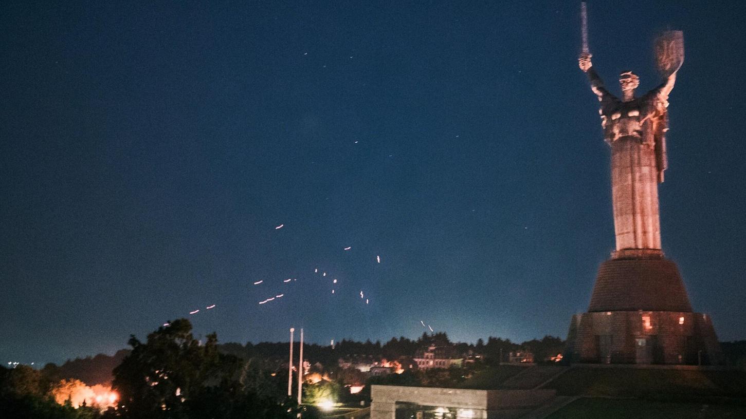 Die ukrainische Flugabwehr nimmt russische Drohnen am Himmel über Kiew unter Beschuss. Die ukrainische Flugabwehr nimmt russische Drohnen am Himmel über Kiew unter Beschuss.