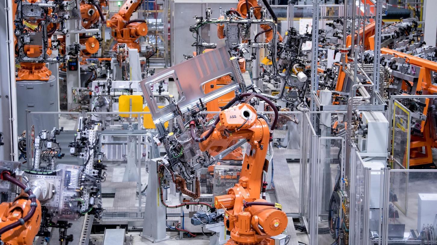 Roboter in einer Werkshalle von MAN Truck & Bus. Die bayerische Metall- und Elektroindustrie hat magere Jahre hinter sich. (Archivbild) Roboter in einer Werkshalle von MAN Truck & Bus. Die bayerische Metall- und Elektroindustrie hat magere Jahre hinter sich. (Archivbild)