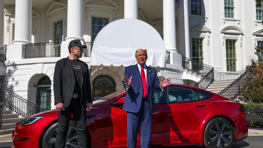 „Ich liebe Tesla!“, rief Trump im März vor dem Weißen Haus in die TV-Kameras. (Archivbild) „Ich liebe Tesla!“, rief Trump im März vor dem Weißen Haus in die TV-Kameras. (Archivbild)