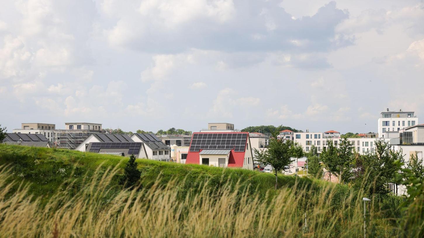 Der Anstieg der Kreditzinsen schreckte in den vergangenen drei Jahren viele Immobilieninteressenten ab. Die Folge waren sinkende Preise - doch diese Phase ist nun beendet. (Symbolbild) Der Anstieg der Kreditzinsen schreckte in den vergangenen drei Jahren viele Immobilieninteressenten ab. Die Folge waren sinkende Preise - doch diese Phase ist nun beendet. (Symbolbild)