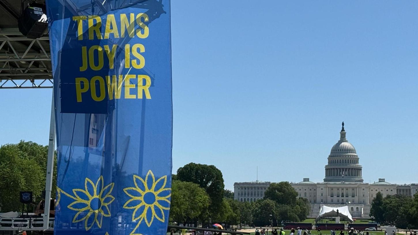 „Trans joy is power“ steht auf einem Banner an einer Bühne vor dem Kapitol am ersten Tag der Worldpride. „Trans joy is power“ steht auf einem Banner an einer Bühne vor dem Kapitol am ersten Tag der Worldpride.