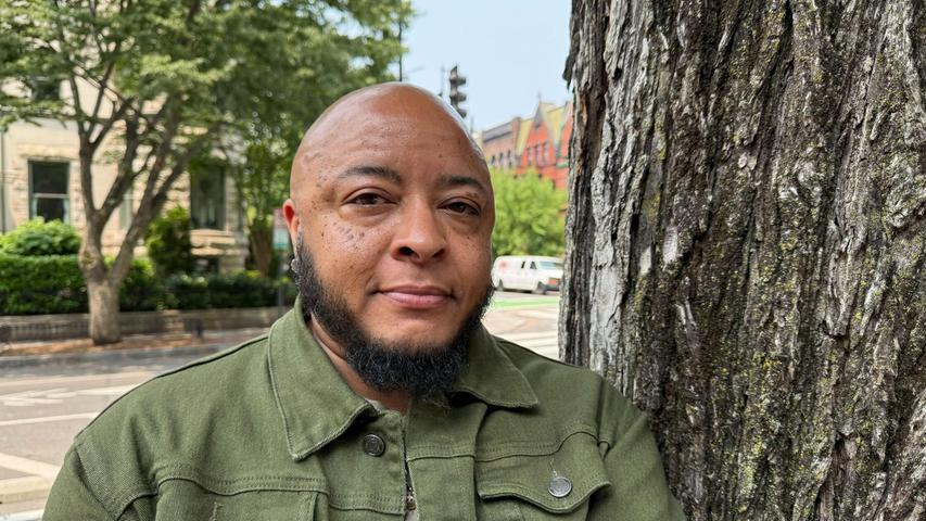 Elijah Nicholas sieht in den von der US-Regierung durchgesetzten Änderungen bei Reisepässen ein Sicherheitsrisiko für Transpersonen. Elijah Nicholas sieht in den von der US-Regierung durchgesetzten Änderungen bei Reisepässen ein Sicherheitsrisiko für Transpersonen.