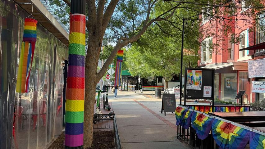 Viele Restaurants, Bars, Geschäfte und Vorgärten sind während der Worldpride mit Regenbogenflaggen dekoriert. Viele Restaurants, Bars, Geschäfte und Vorgärten sind während der Worldpride mit Regenbogenflaggen dekoriert.